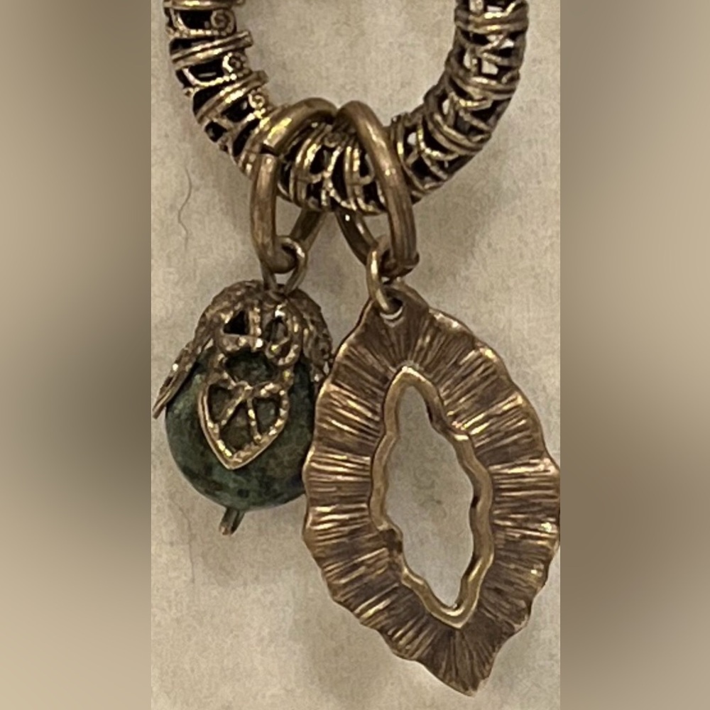 Elegant Gold-Toned Necklace - Picture 5 of 7